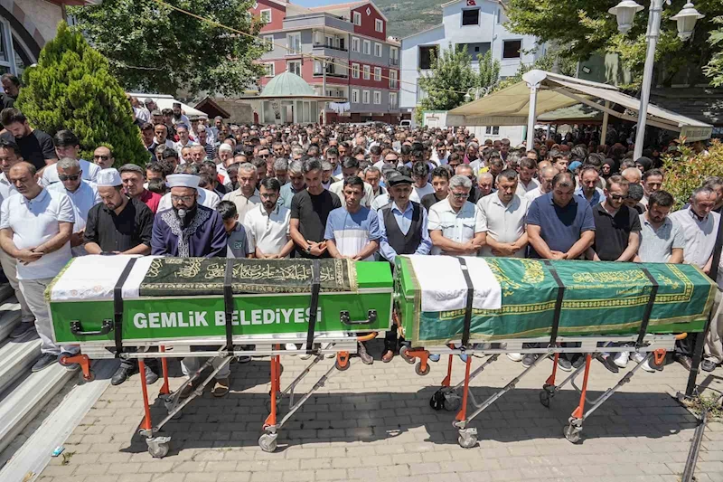 Gölde boğulan iki küçük kuzen yan yana uğurlandı
