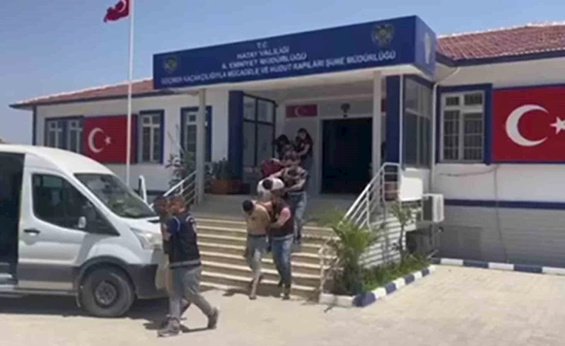 Şüphe uyandırmamak için LG logolu teknik servis aracıyla göçmen kaçırırken yakalandılar
