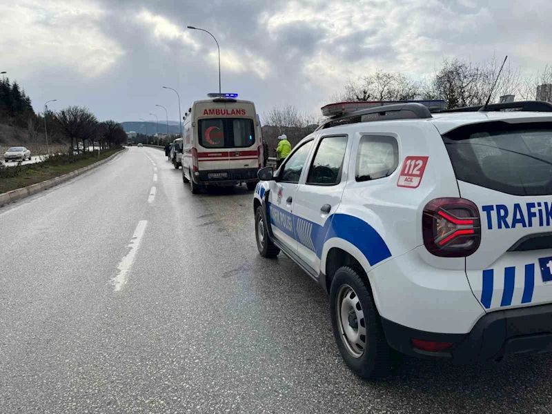Kontrolden çıkan otomobil karşı şeride geçti, yaşanan trafik kazasında 2 kişi yaralandı
