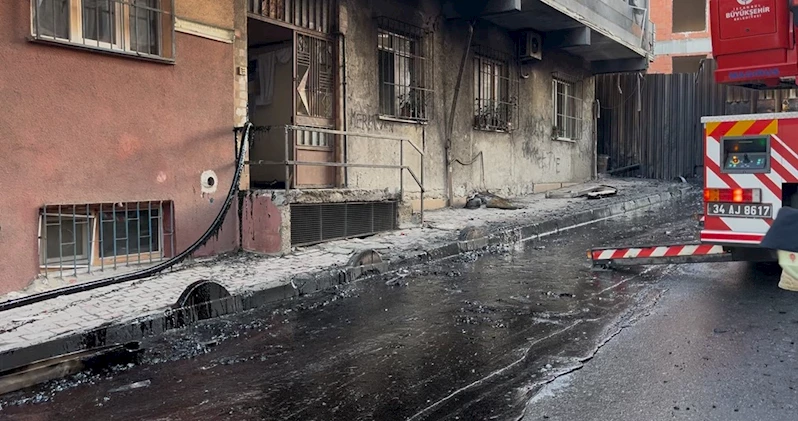 Bağcılar’da inşaat alanındaki yangın binaya ve sokağa sıçradı

