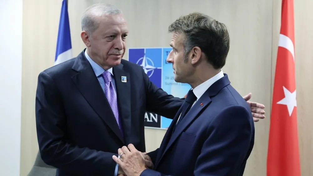 Cumhurbaşkanı Erdoğan ile Macron arasında bir beden dili savaşı daha!