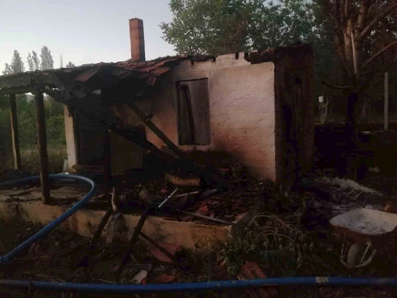 Şarkikaraağaç’ta bahçe evi yangında kullanılamaz hale geldi
