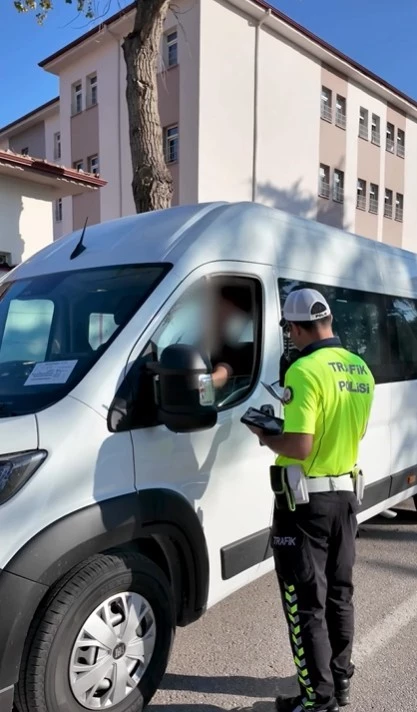 Isparta’da okul çevrelerinde denetim: 64 aranan şahıs yakalandı
