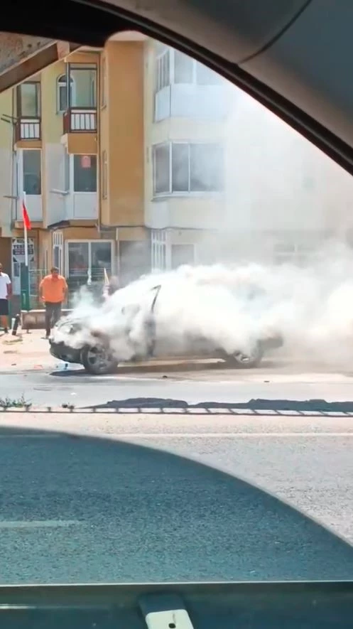 Büyükçekmece’de park halindeki otomobil kendiliğinden alev aldı
