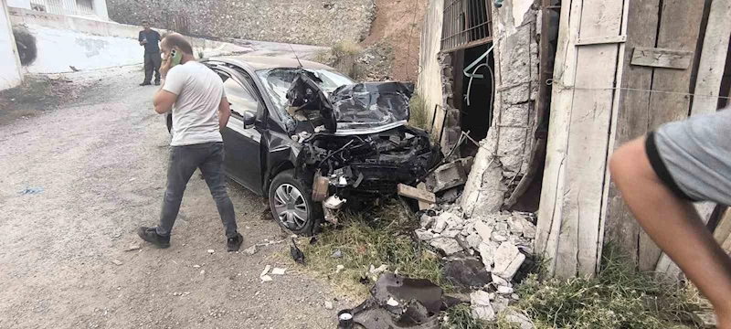 Bitlis’te otomobil duvara çarptı: 2 ölü, 2 yaralı
