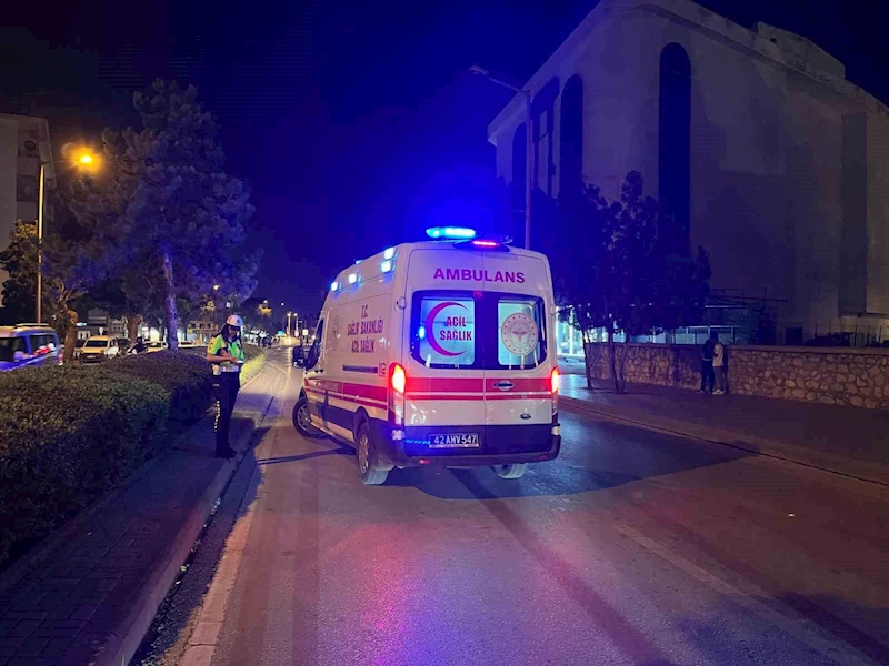 Yolun karşısına geçmeye çalışan kişiye çarptı, aracını bırakıp kaçtı
