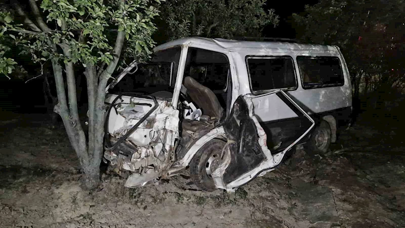 Karaman’da minibüs bahçeye uçtu: 1 yaralı
