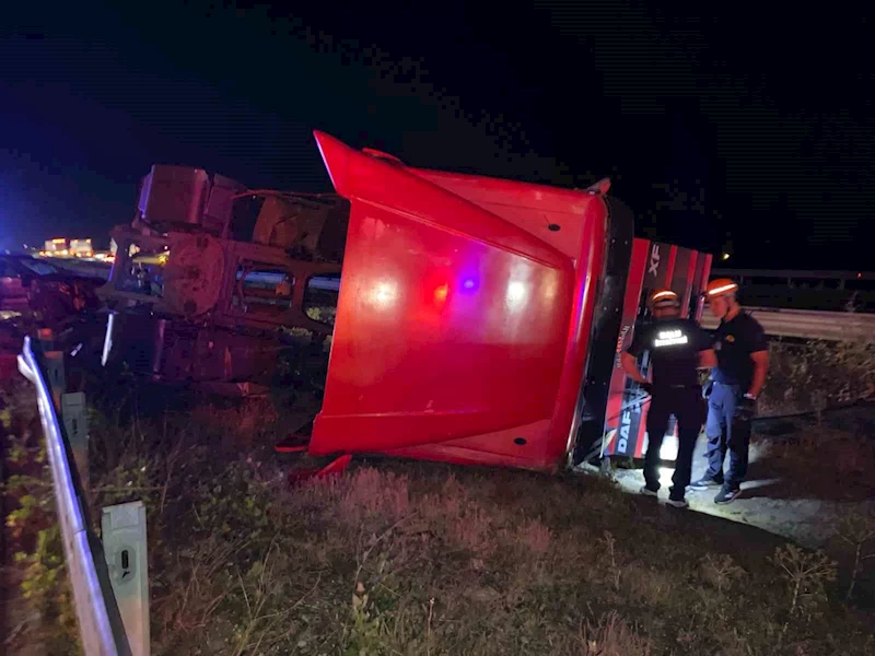 TEM Otoyolu’nda cip ile çarpışan tır, orta refüje devrildi: 2 yaralı
