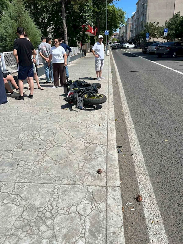 Kaza yapan motosiklet sürücüsünü kask korudu
