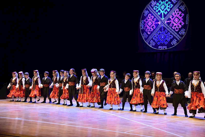 Anadolu Üniversitesinden Çocuk Halk Dansları Topluluğu gösterisi
