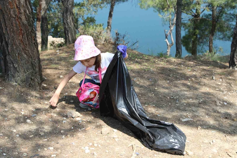 Uşak’ta minik eller gelecekleri için atık topladı
