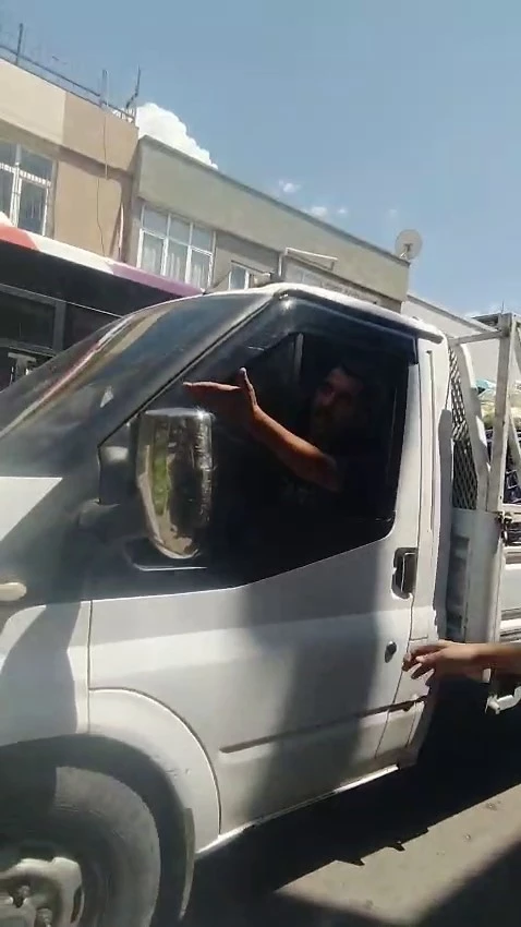 Ters yöne girdi, kadın otobüs şoförüne zorluk yaşattı
