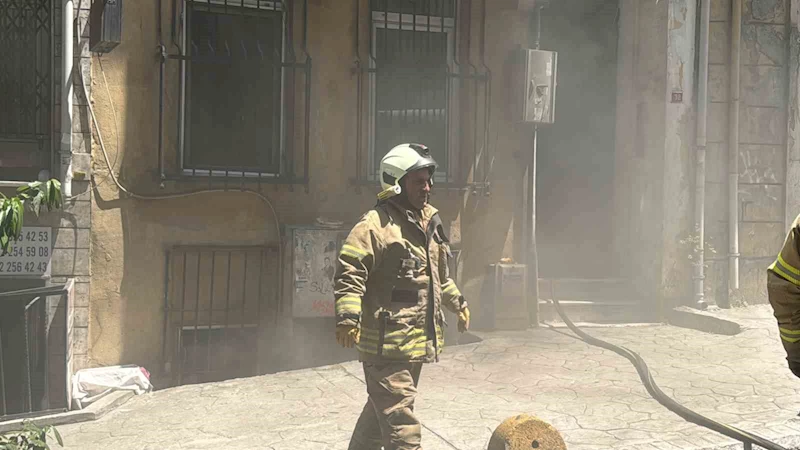 Beyoğlu’da ütü prizde unutulunca yangın çıktı
