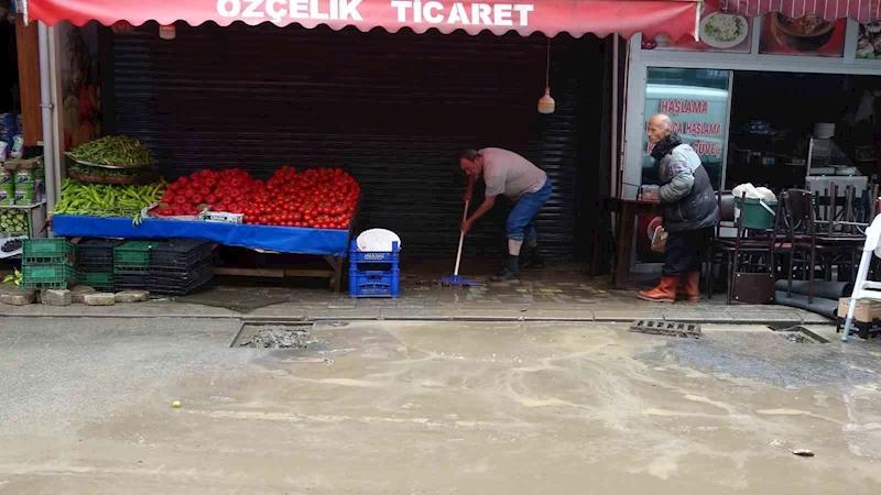 Trabzon’da sular çekilmeye, esnaf da temizliğe başladı
