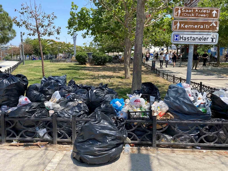 İşçilerin grevi, İzmir’in çöp çilesi devam ediyor
