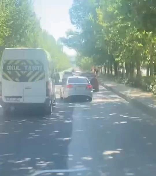 Elazığ’da makas atan sürücü kamerada
