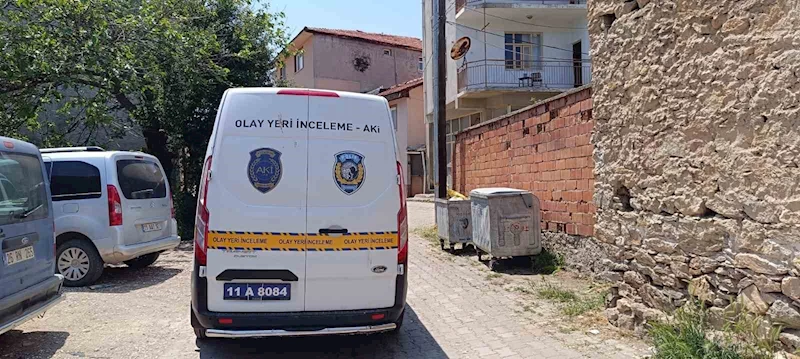 Emekli öğretmen balkondan düşerek ağır yaralandı
