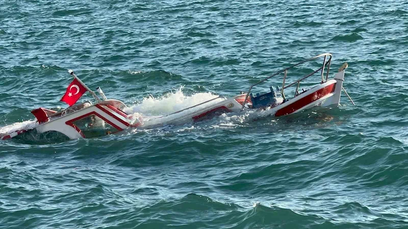 Ayvalık’ta demirli olan balıkçı teknesi su alarak battı
