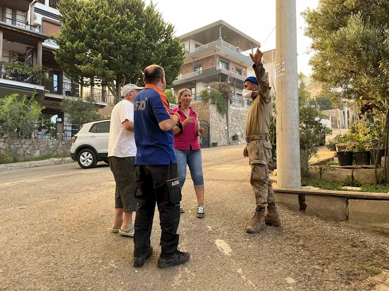 Seferihisar’da alevlerin yaklaştığı mahalle tahliye ediliyor
