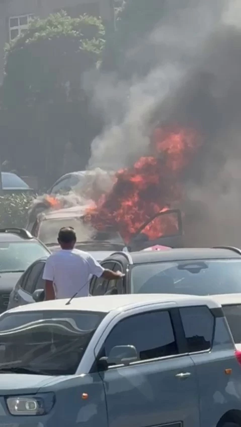Kartal’da otomobil alev alev yandı
