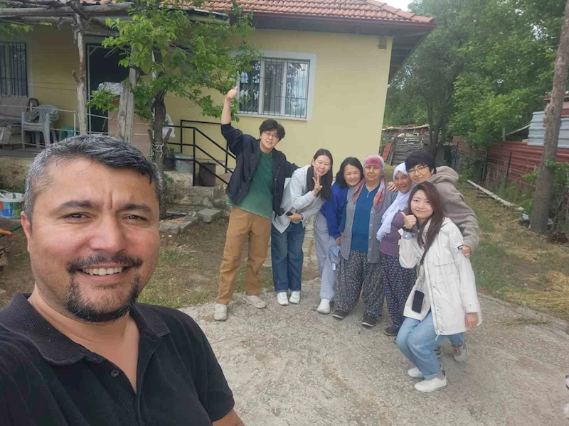 Kaza yapan Çinli kafileyi evinde ağırlayıp, sazla sözle eğlendirdi
