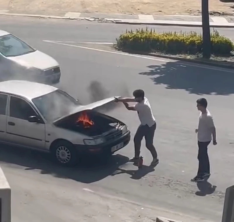 Yanan otomobili duyarlı vatandaşlar söndürdü
