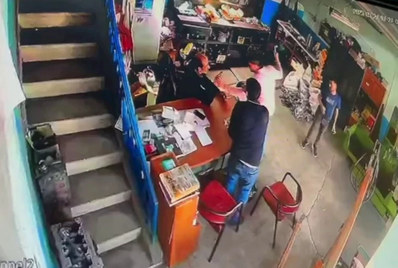 İki esnafın kavgasında çekiçli saldırı kamerada
