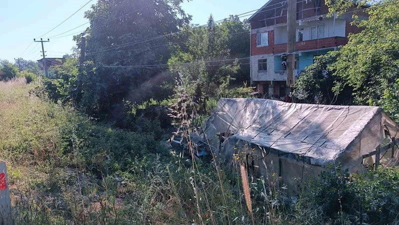 Otomobil evin bahçesine savruldu: 1 ölü, 3 yaralı
