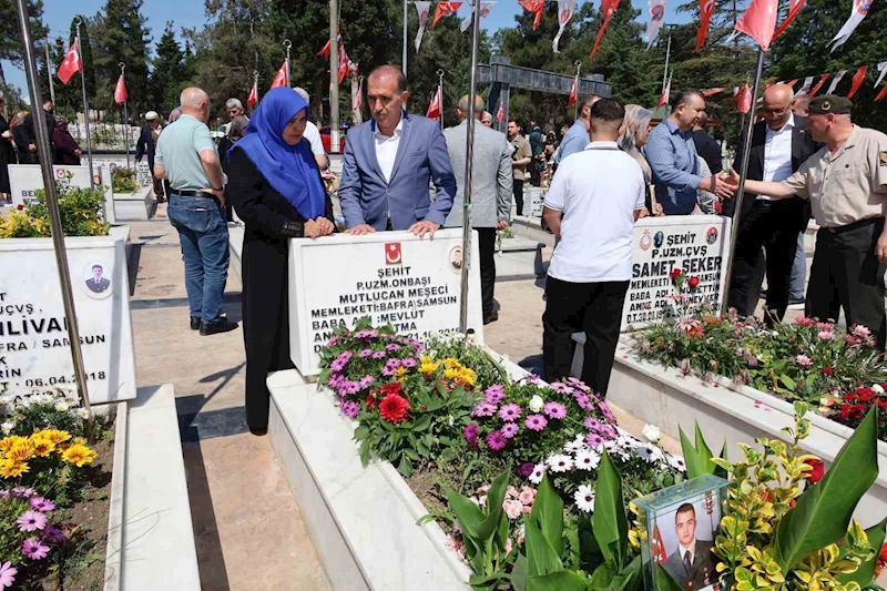 Arefe gününde şehitler dualarla anıldı
