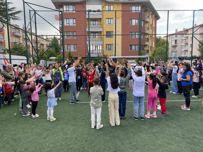 (ÖZEL) Gönüllüler el ele, çocukların bayramı şenleniyor
