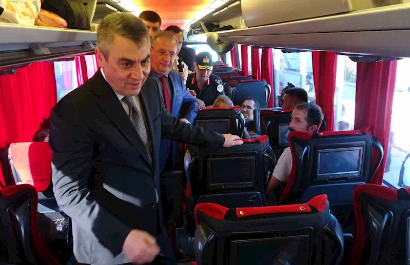 Vali yolcuları tebrik etti, ceza yiyen otobüsün sürücüsünü uyardı
