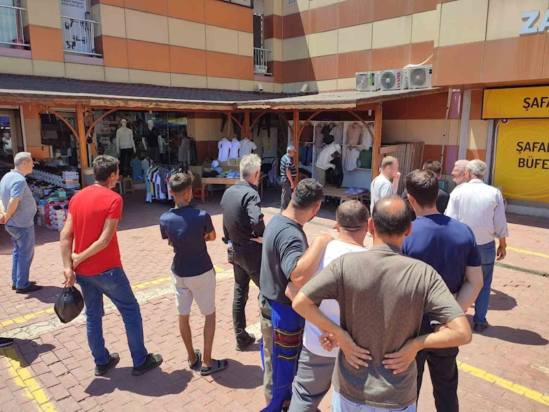 Pazar yerinde oğul veren arılar kovana alındı
