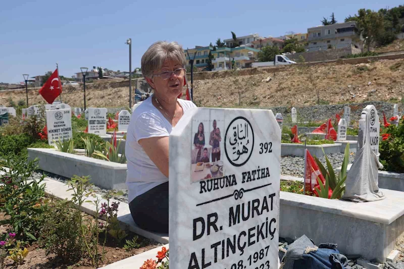Deprem mezarlığında hüzünlü arefe
