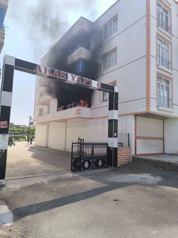 Diyarbakır’da bir evin balkonunda çıkan yangın söndürüldü
