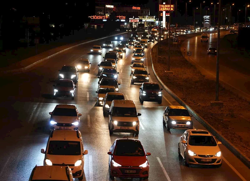 43 ilin geçiş güzergahında gece yarısı trafik yoğunluğu böyle görüntülendi
