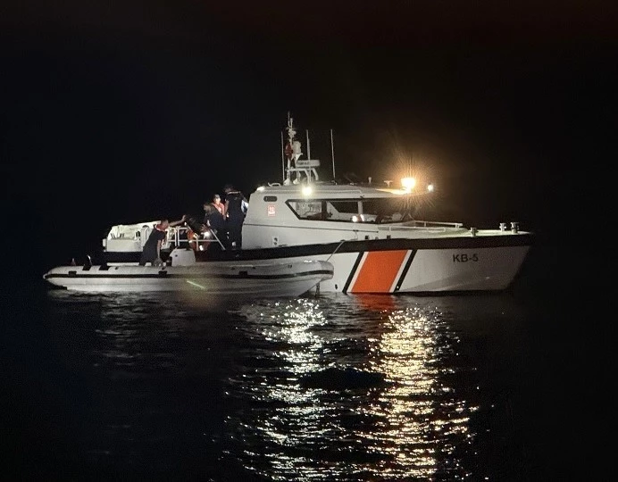 Çanakkale’de 18 kaçak göçmen ile 1 insan kaçakçısı yakalandı
