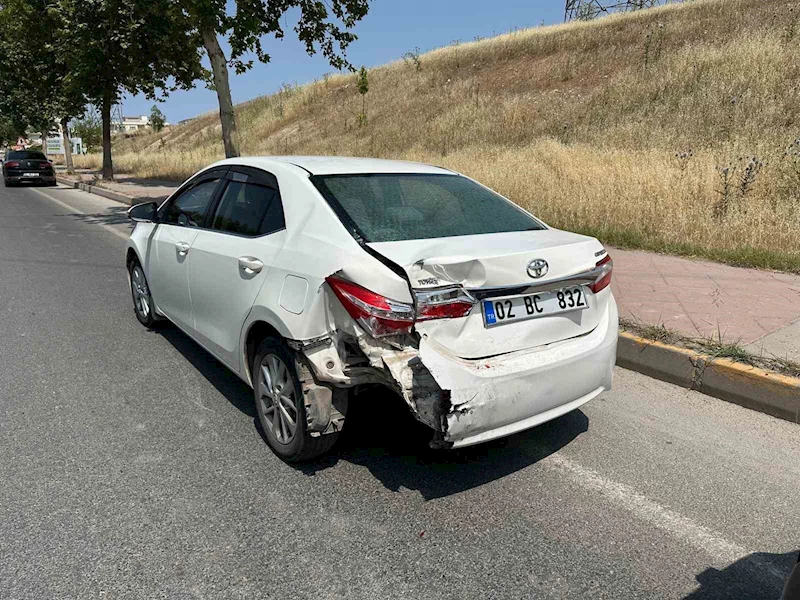 Hafif ticari araç ile otomobil çarpıştı
