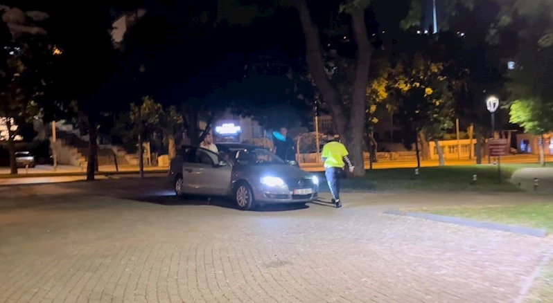Uygulamayı görünce kaldırıma çıktı, yine kaçamadı
