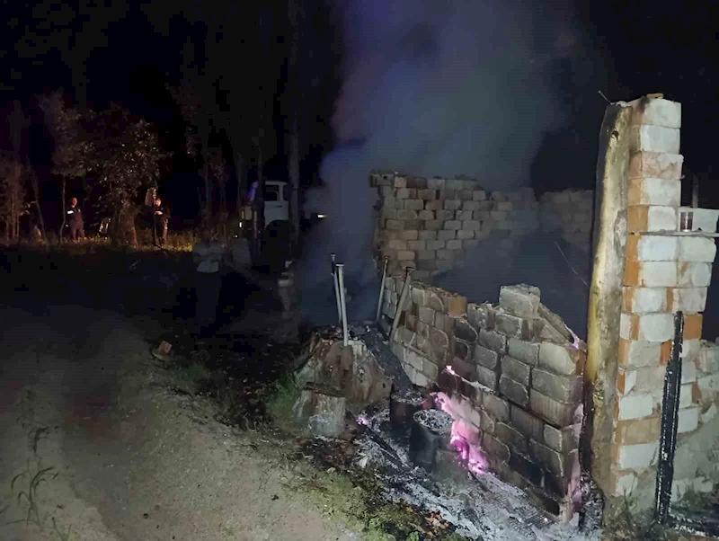 Çankırı’da kavak ağaçları ve baraka alevlere teslim oldu
