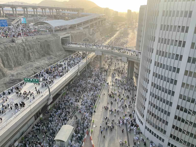 Hacılar ikinci günde taşlarını atıp bayram süresince 3. farz olan ziyaret tavafını yapıyor
