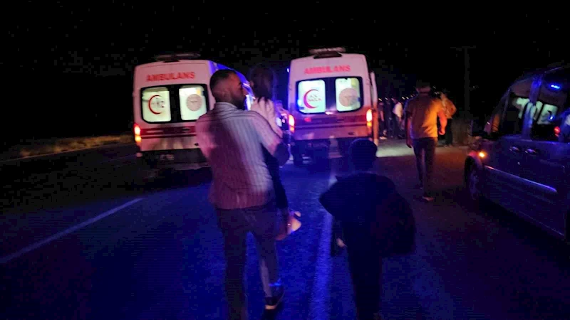 Adilcevaz’da hafif ticari araç, traktöre çarptı: 7 yaralı
