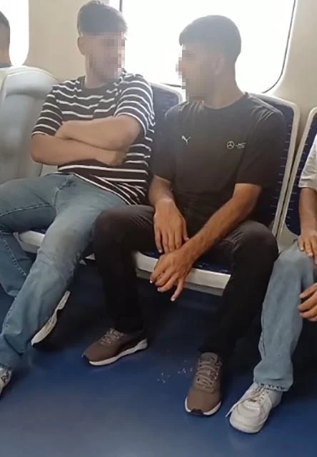 Kalabalığa aldırmadan İZBAN’da sigara içti, o anlar kamerada
