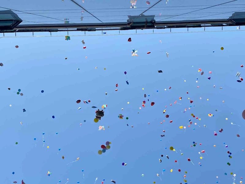 İzmir’de binlerce balon 6 yaşındaki Erhan ve arkadaşları için uçuruldu
