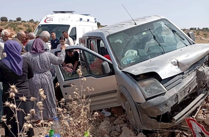 Hafif ticari araç kontrolden çıktı: 2 yaralı
