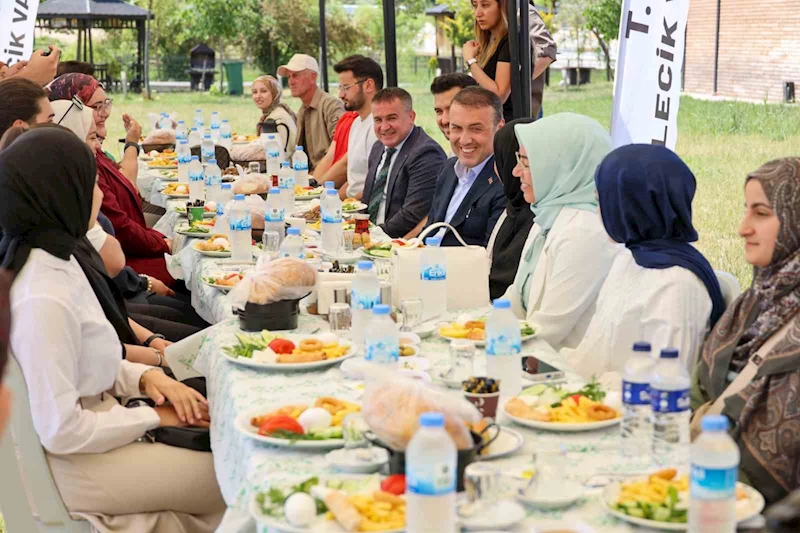 Bayramda evine gidemeyen öğrencilerle bir araya geldi
