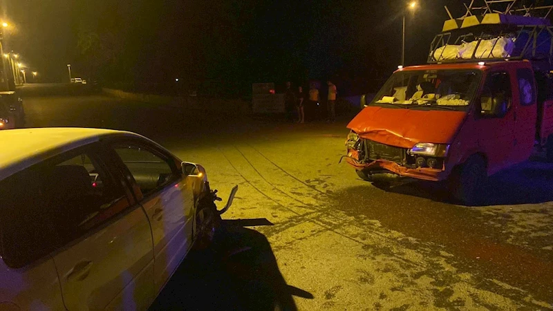 Manavgat’ta kamyonetle otomobil çarpıştı: 3 yaralı
