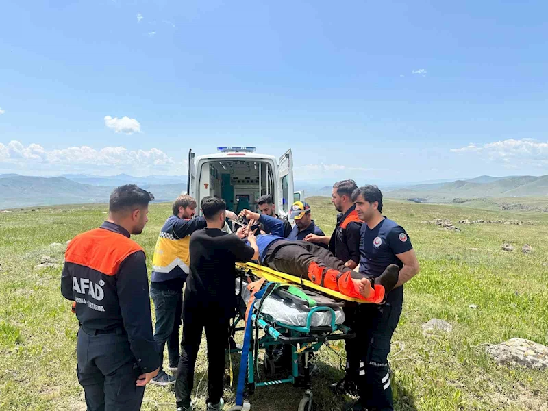 Sarıkamış’ta kayaklıklardan  düşen çobanın ayağı kırıldı
