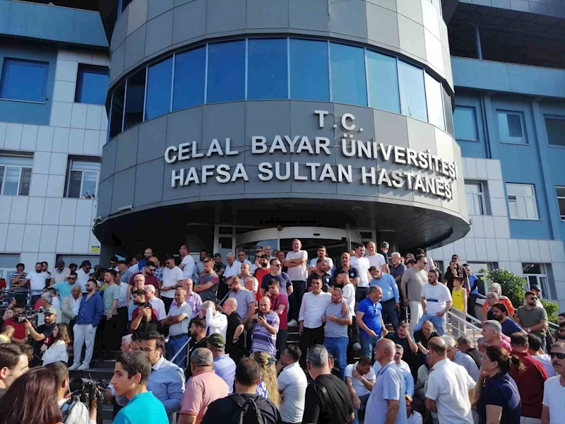 Elektrik çarpması sonucu ağır yaralı olarak Manisa Celal Bayar Üniversitesi Hafsa Sultan Hastanesi’nde tedavi gören Manisa Büyükşehir Belediye Başkanı Ferdi Zeyrek, hayatını kaybetti. Sağlık Bakanı Prof. Dr. Kemal Memişoğlu, sosyal medya hesabından yaptı