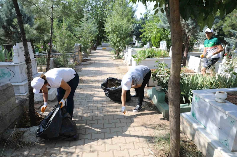 Diyarbakır’da mezarlıklarda bayram sonrası temizlik yapıldı
