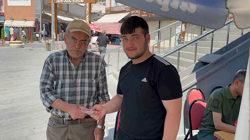 Suriyeli gencin davranışı takdir topladı
